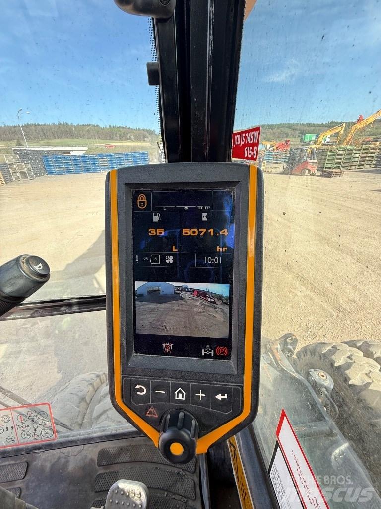 JCB JS 145 W حفارات بعجل