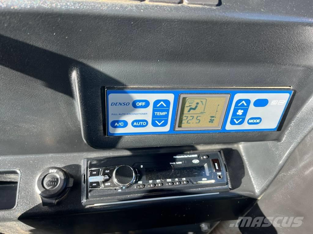 Takeuchi TB 295 W حفارات بعجل