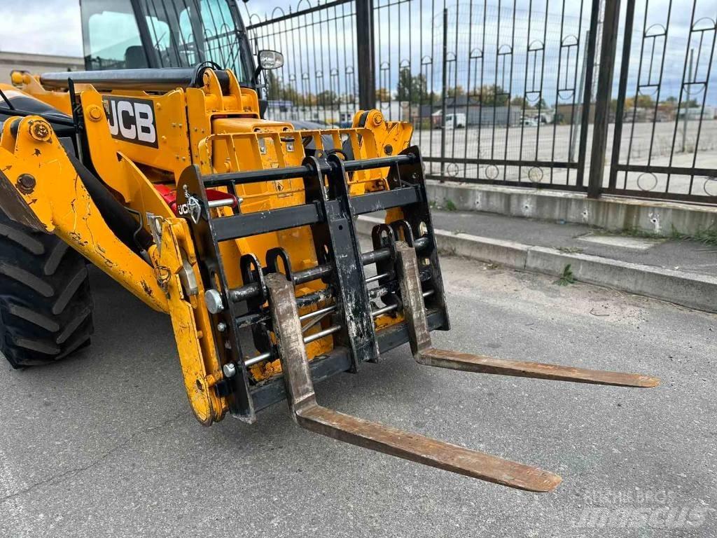 JCB 535-125 مناولات متداخلة