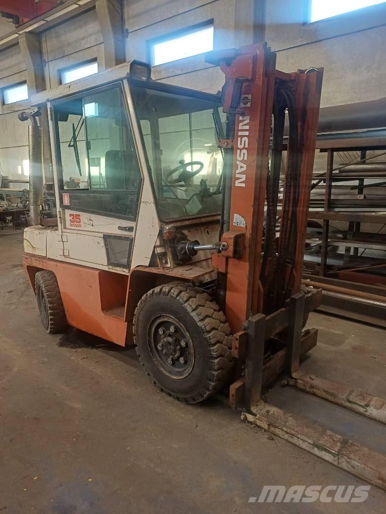 Nissan 33 U شاحنات الديزل