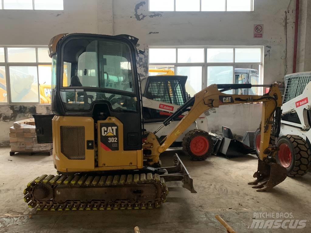 CAT 302 حفارات زحافة