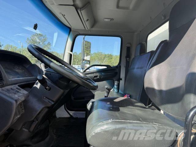 Hino 268 شاحنات نقل المشروبات