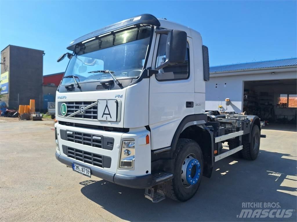Volvo FM9 300 42R شاحنات بمقصورة وهيكل