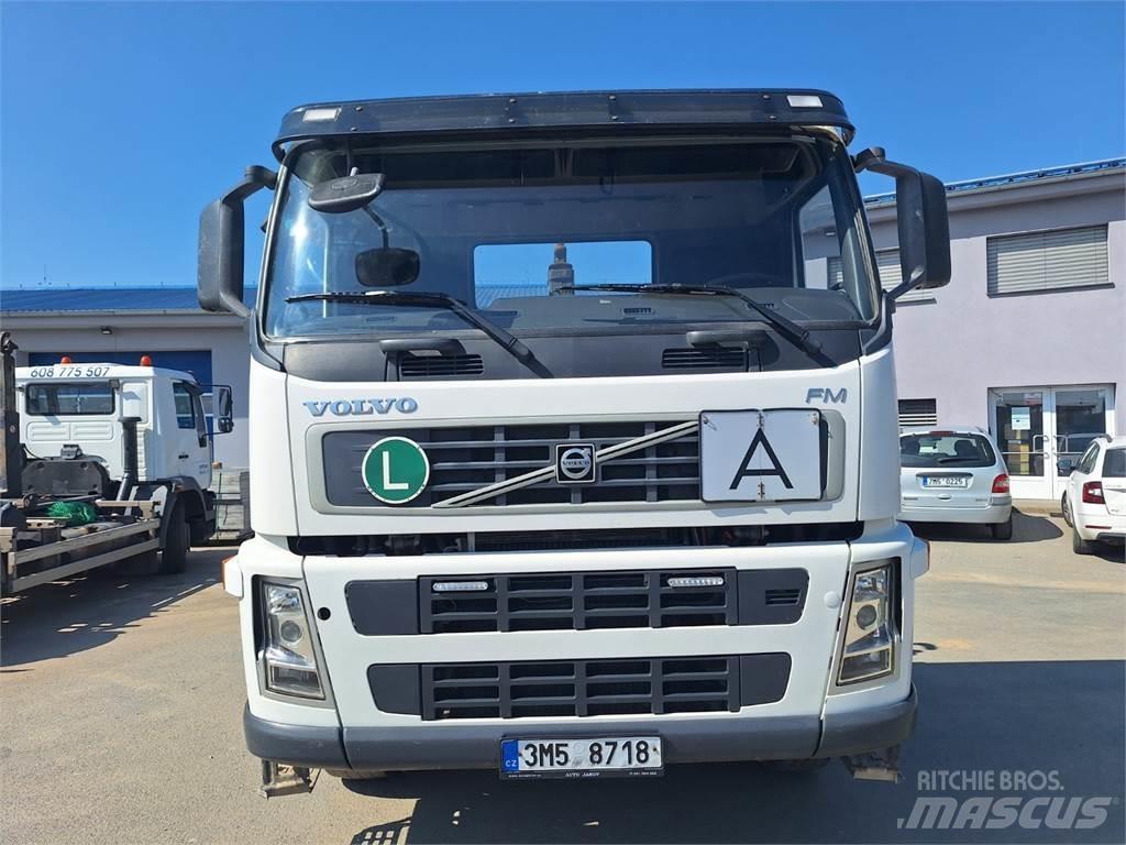Volvo FM9 300 42R شاحنات بمقصورة وهيكل