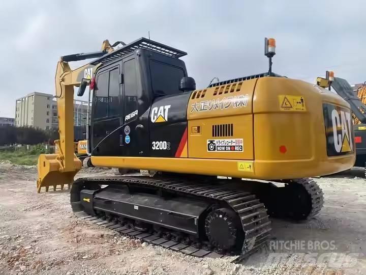 CAT 320 D2 حفارات زحافة