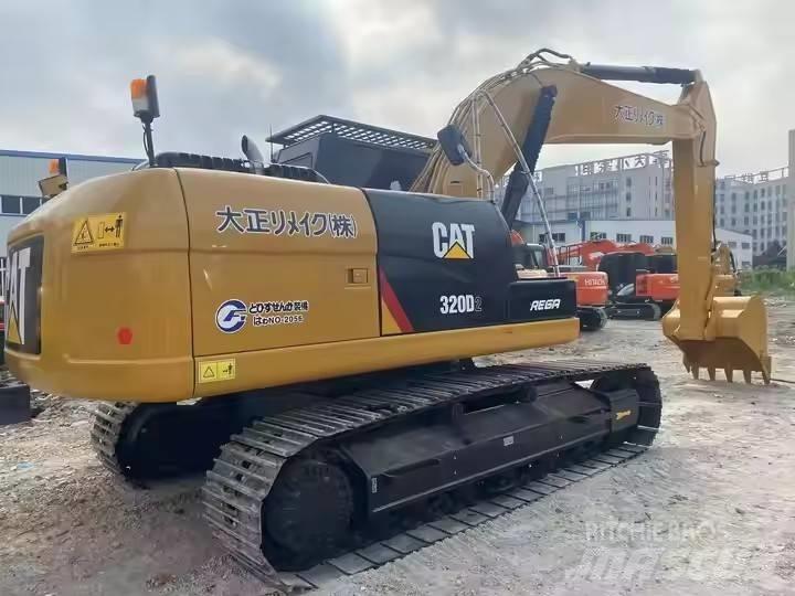 CAT 320 D2 حفارات زحافة