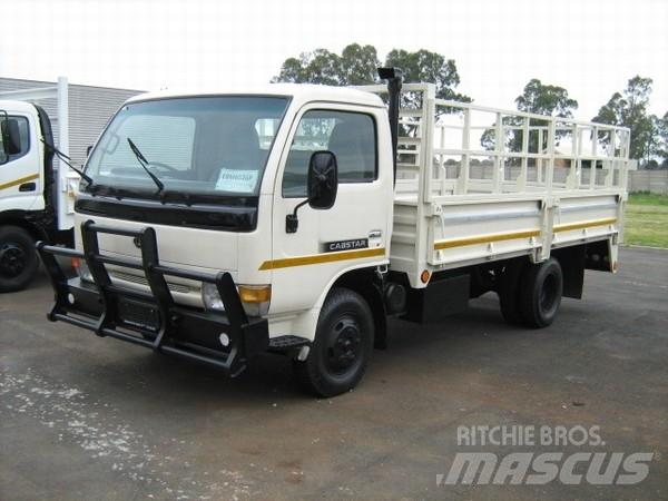 Nissan Cabstar شاحنات مسطحة/مفصلية الجوانب