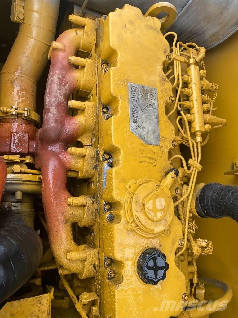 CAT 320 D حفارات زحافة