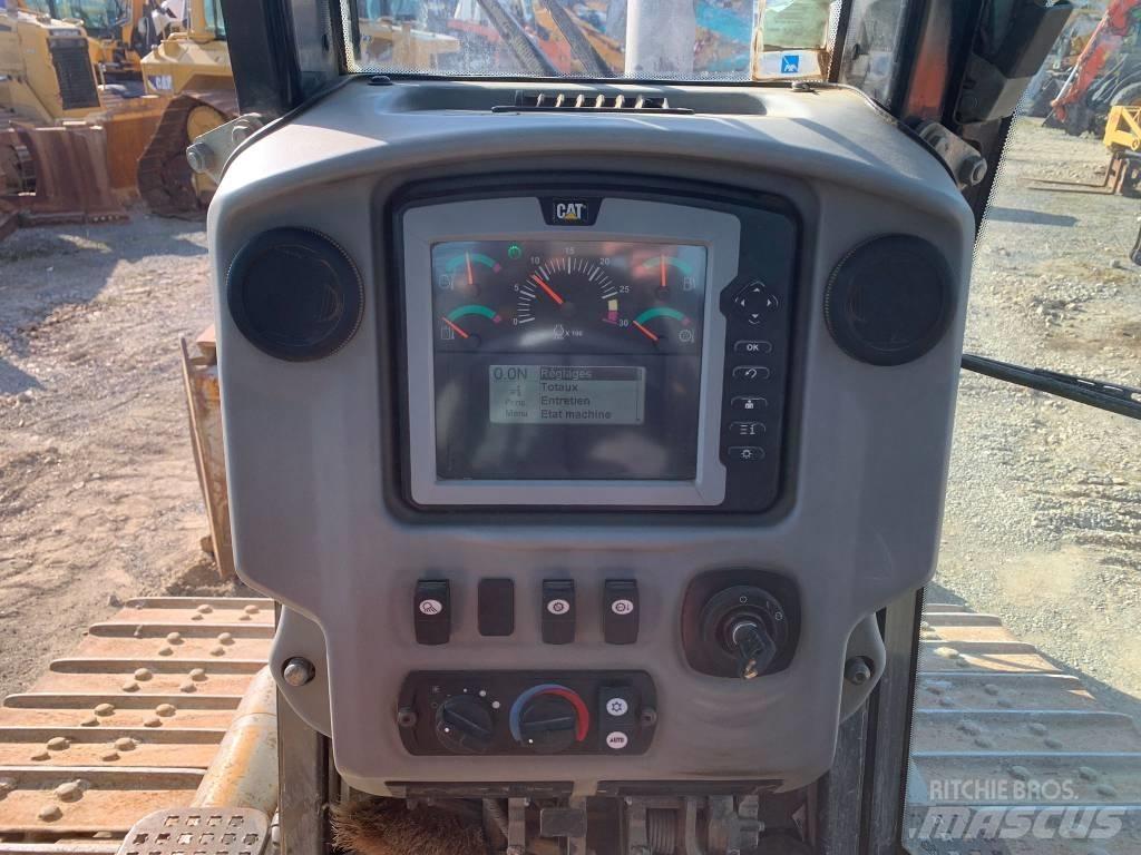 CAT D 6 N بلدوزرات مجنزرة