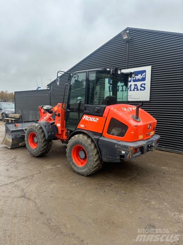Kubota R 082 لوادر بعجل