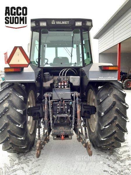 Valtra 8300 الجرارات