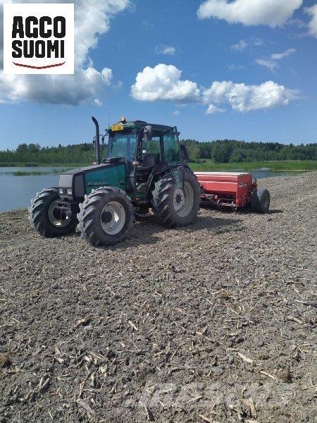 Valtra 900 الجرارات