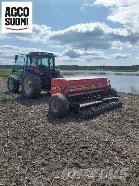 Valtra 900 الجرارات