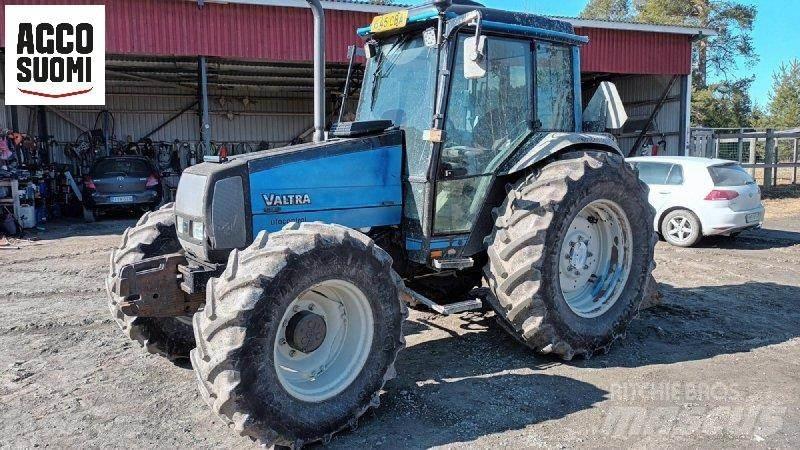 Valtra A85 الجرارات