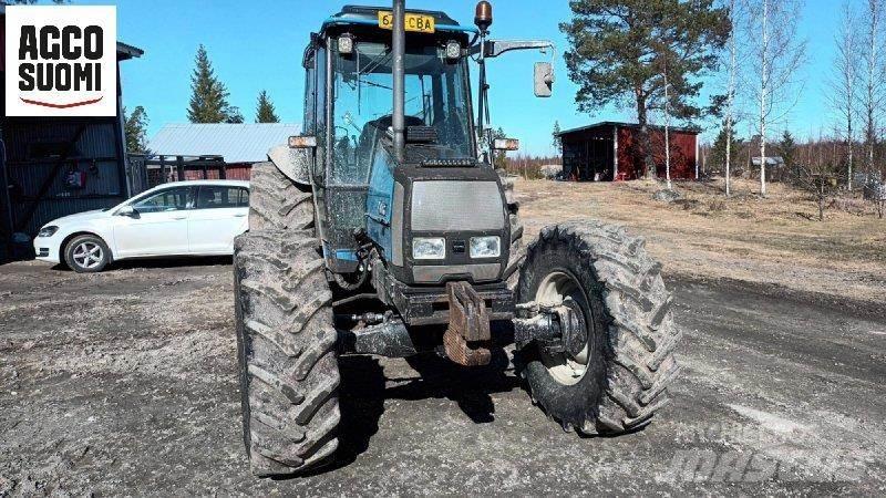 Valtra A85 الجرارات