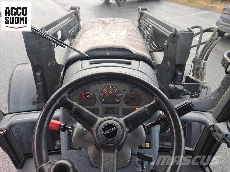 Valtra M120 الجرارات