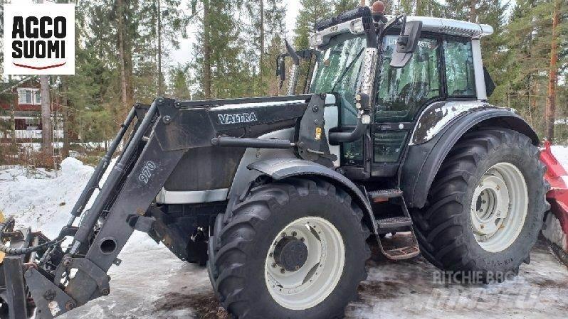 Valtra M150 الجرارات