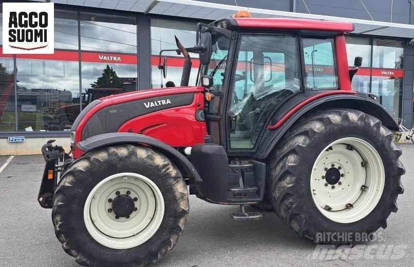 Valtra N121 H الجرارات
