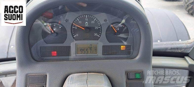 Valtra N121 H الجرارات