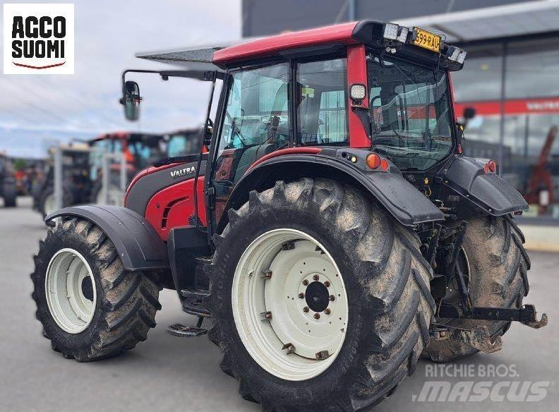 Valtra N121 H الجرارات