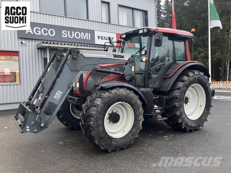 Valtra N121A الجرارات