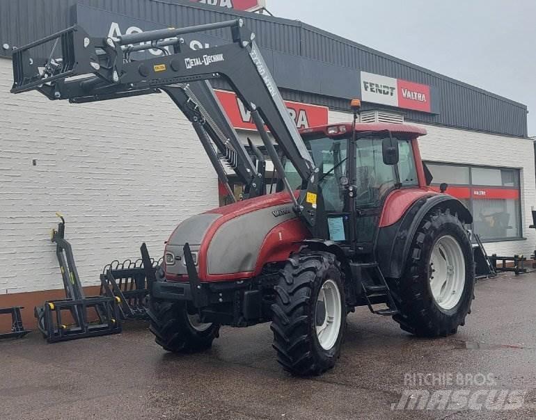 Valtra T150 الجرارات