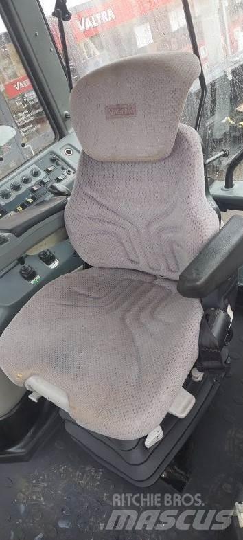Valtra T150 الجرارات