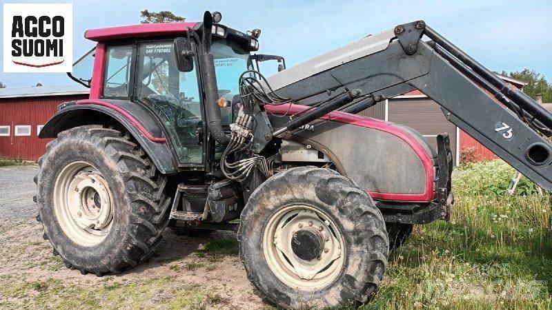Valtra T151 H الجرارات