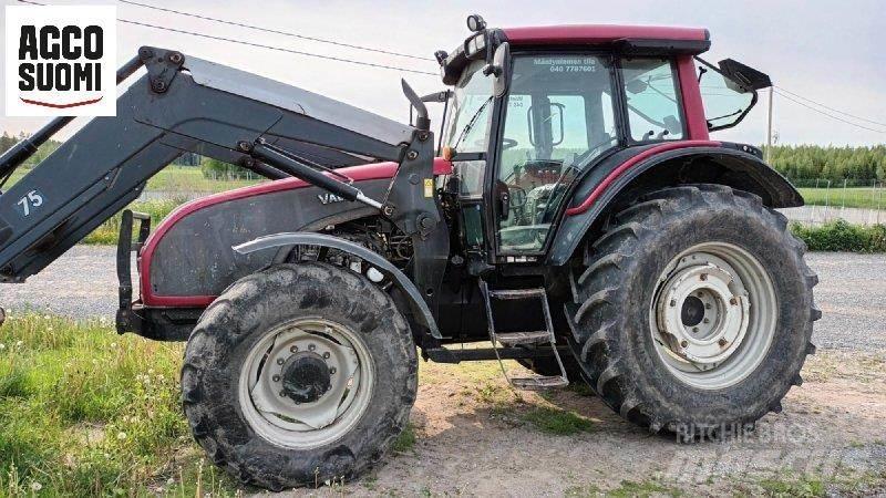 Valtra T151 H الجرارات