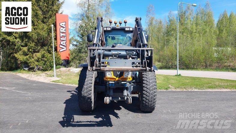 Valtra T153 H الجرارات