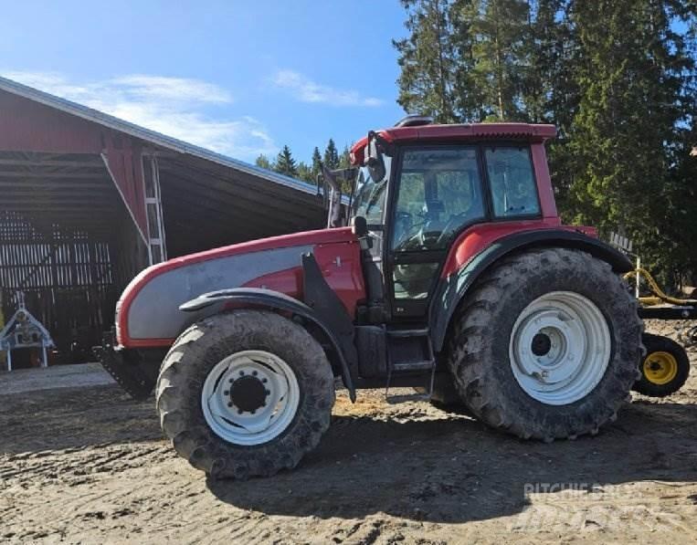 Valtra T180 الجرارات
