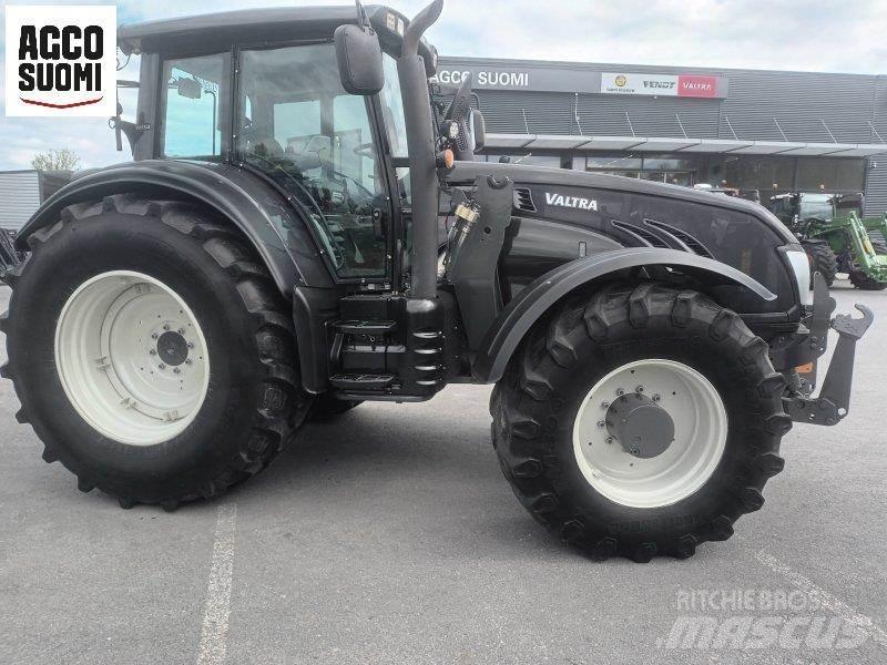 Valtra T213 VERSU الجرارات