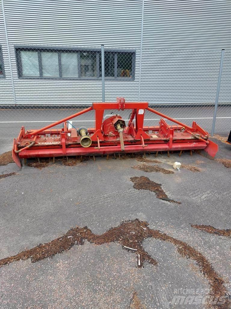Lely 3500 الكاسحات وقلابات التربة ذات المحركات