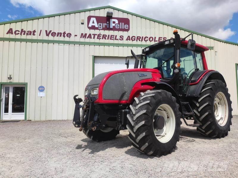 Valtra T151 الجرارات