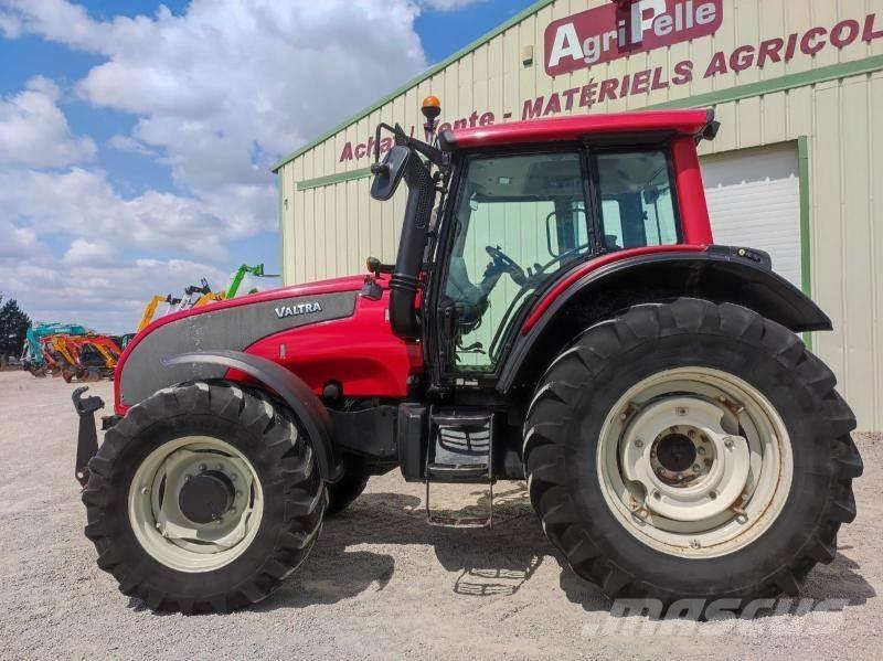 Valtra T151 الجرارات