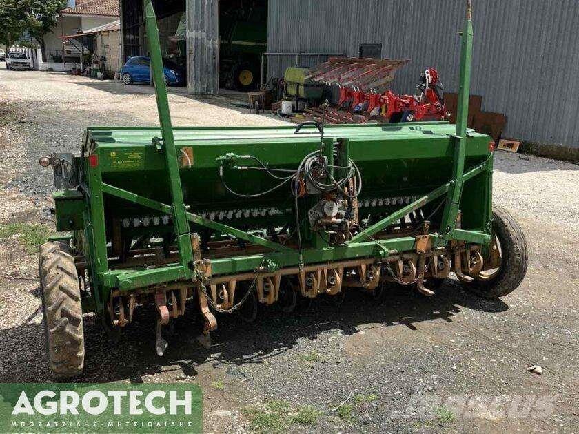 Amazone D7/30E الجرارات
