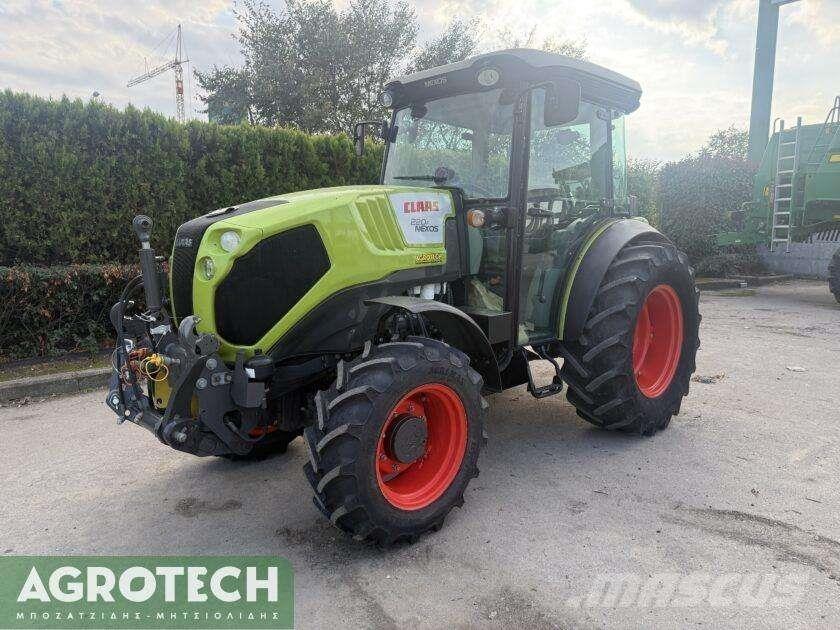 CLAAS NEXOS 220F الجرارات