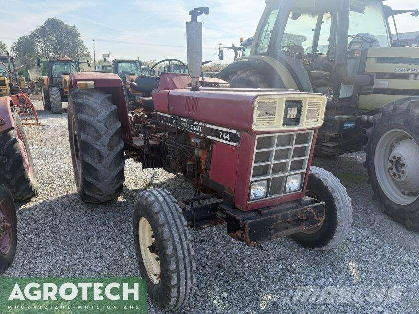 International 724 الجرارات