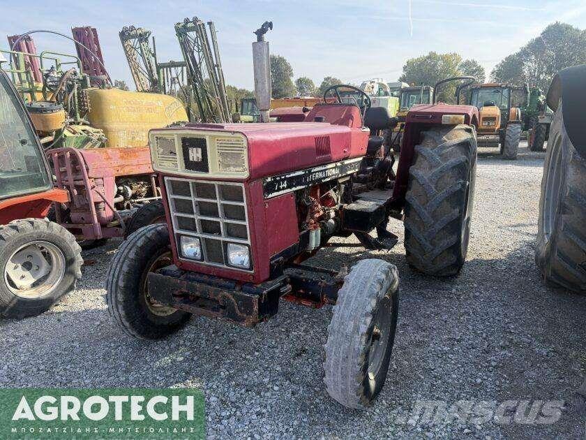 International 724 الجرارات