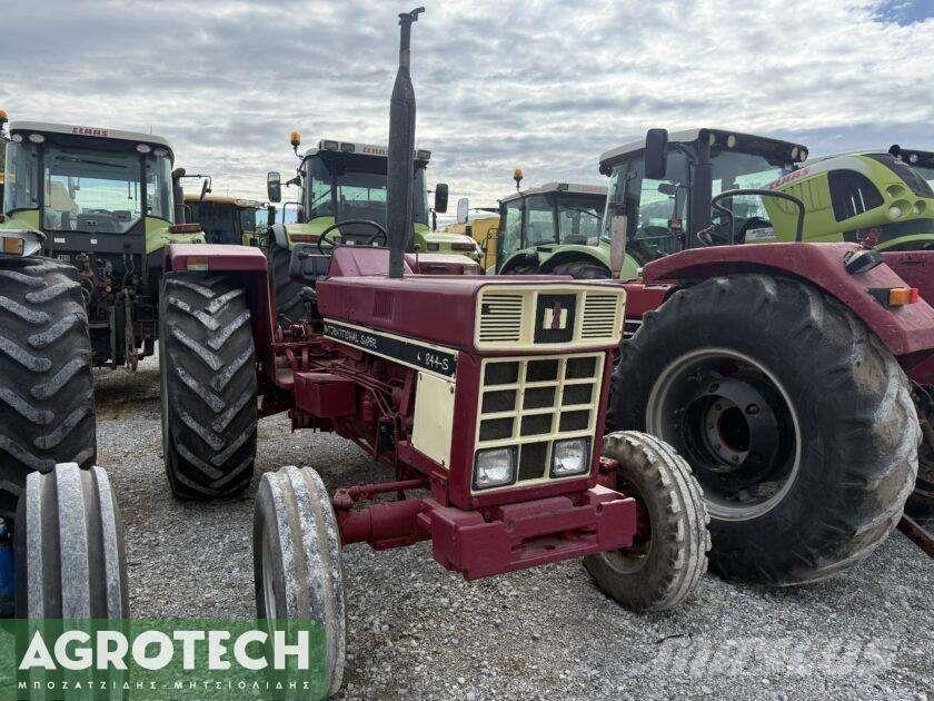 International 844s الجرارات
