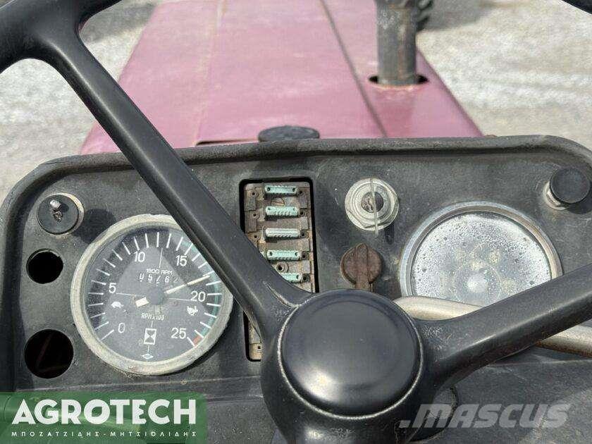 International 844s الجرارات
