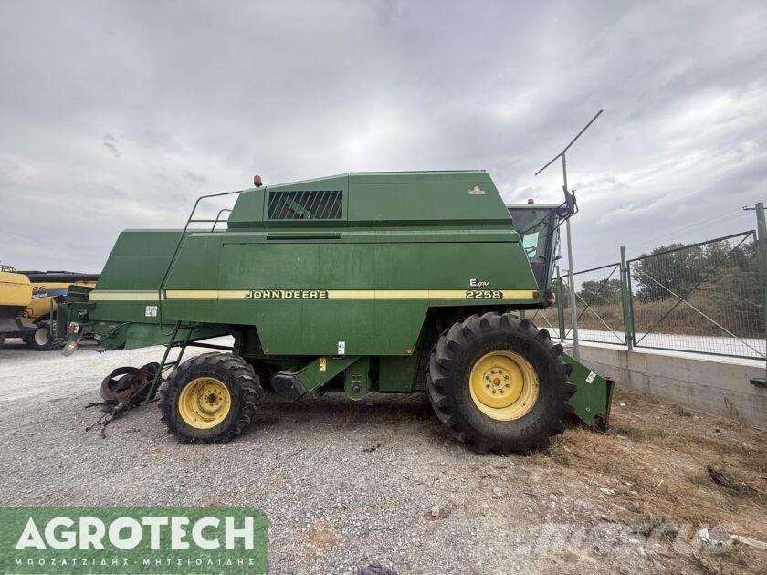 John Deere 2258 الجرارات