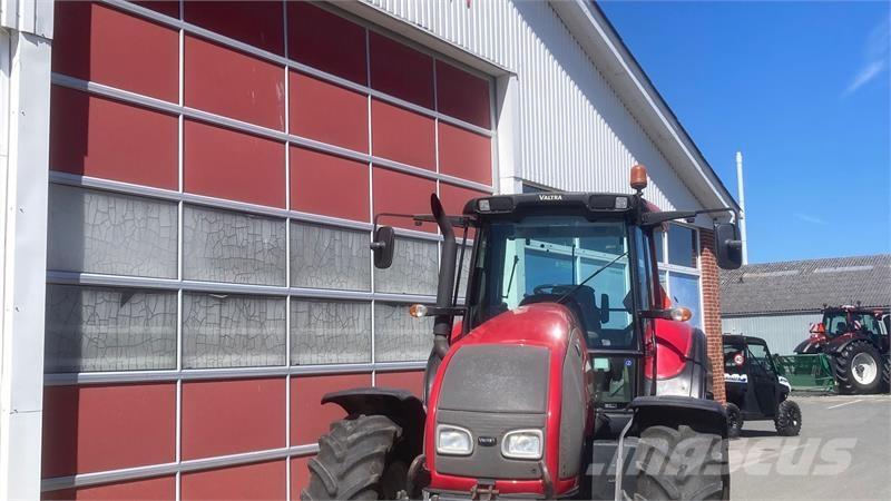 Valtra T130 الجرارات