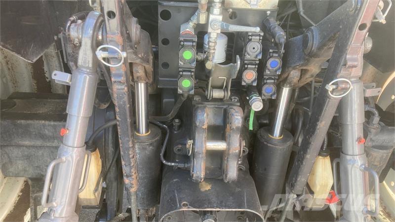 Valtra T130 الجرارات