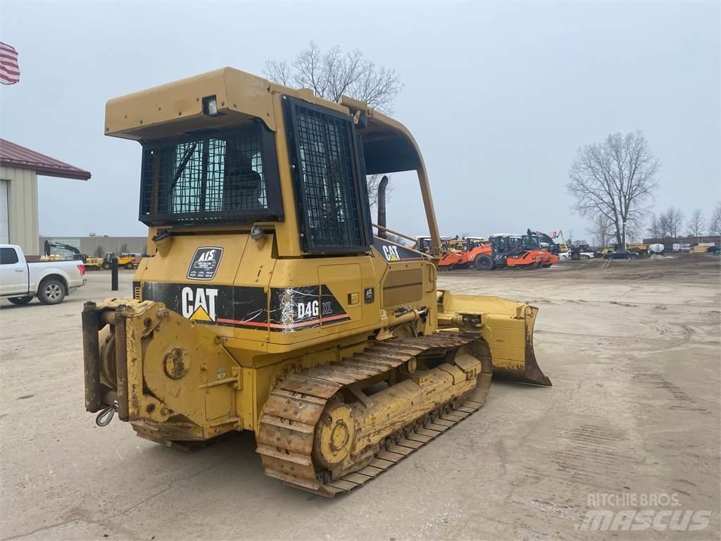 CAT D4G XL بلدوزرات مجنزرة