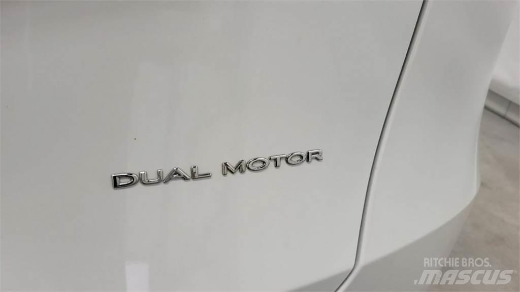 Tesla Y سيارات