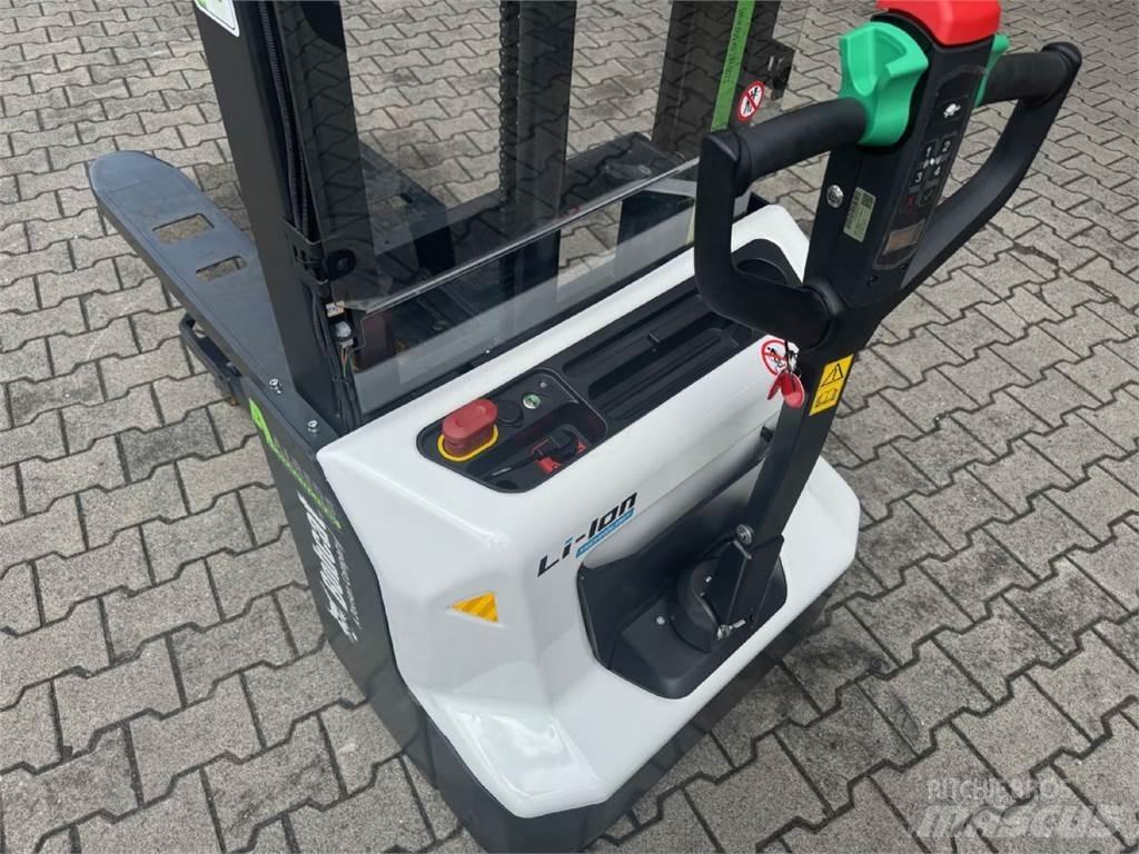 Bobcat LSM12N-7 i معدات التكديس الجوالة