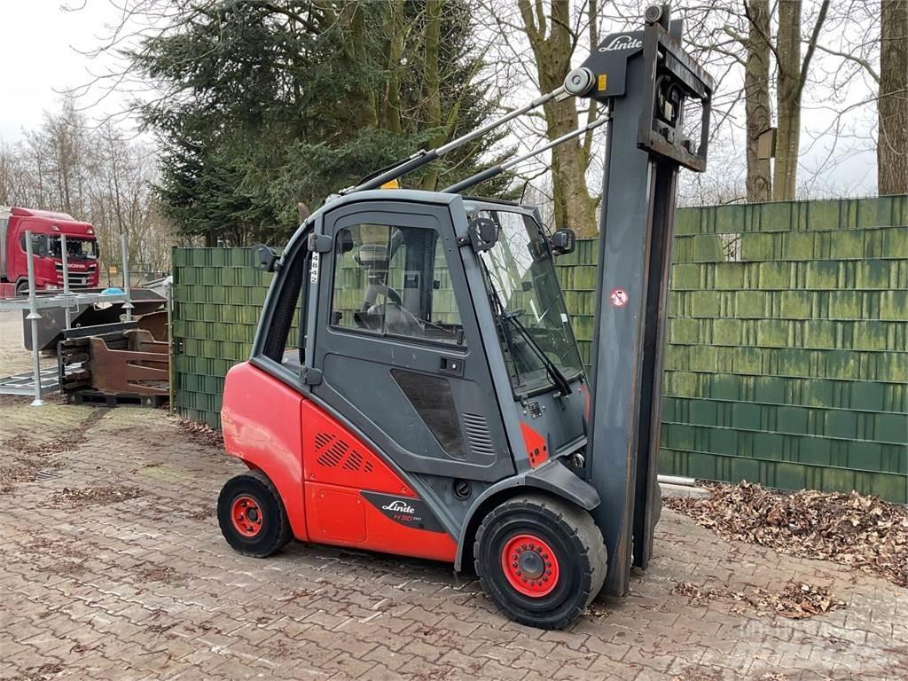 Linde H 30 D 02 EVO شاحنات الديزل