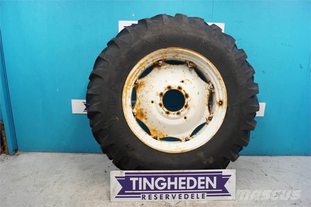  38 18.4-38 الإطارات والعجلات والحافات