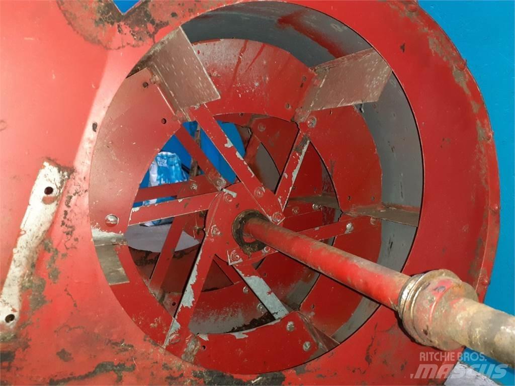 Case IH 1620 معدات نشر الرمال والملح